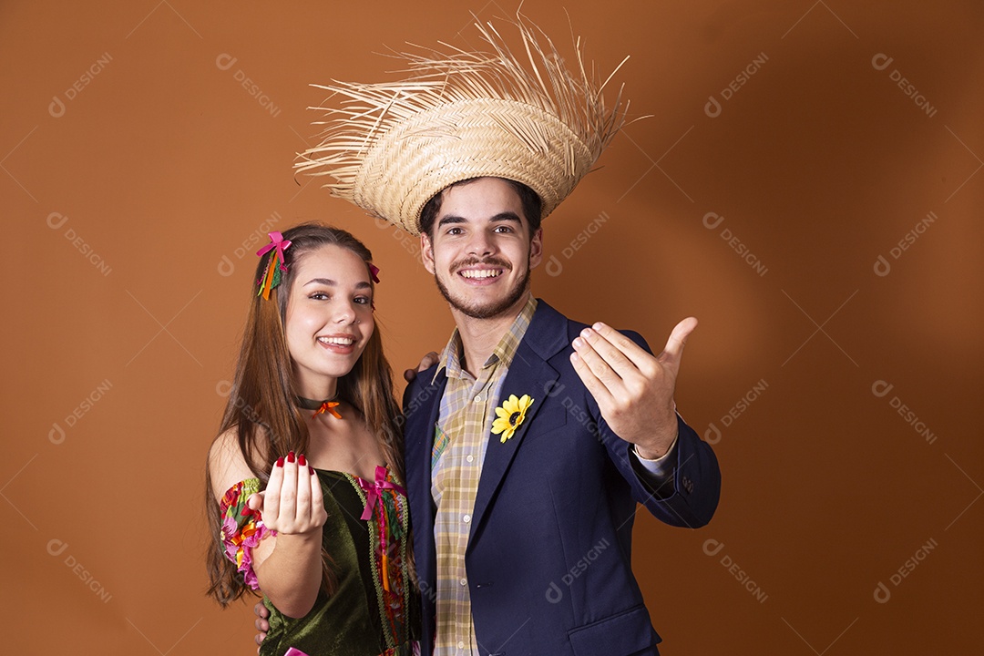 Casal lindo trajado para festa junina