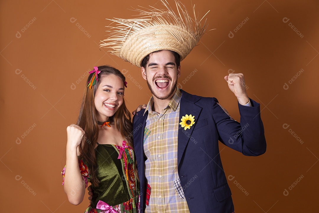 Casal trajado para festa junina