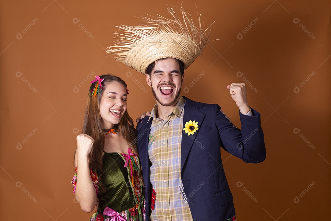 Casal trajado para festa junina