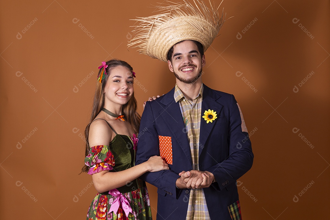 Casal trajado para festa junina