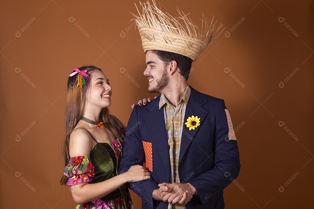 Casal trajado para festa junina