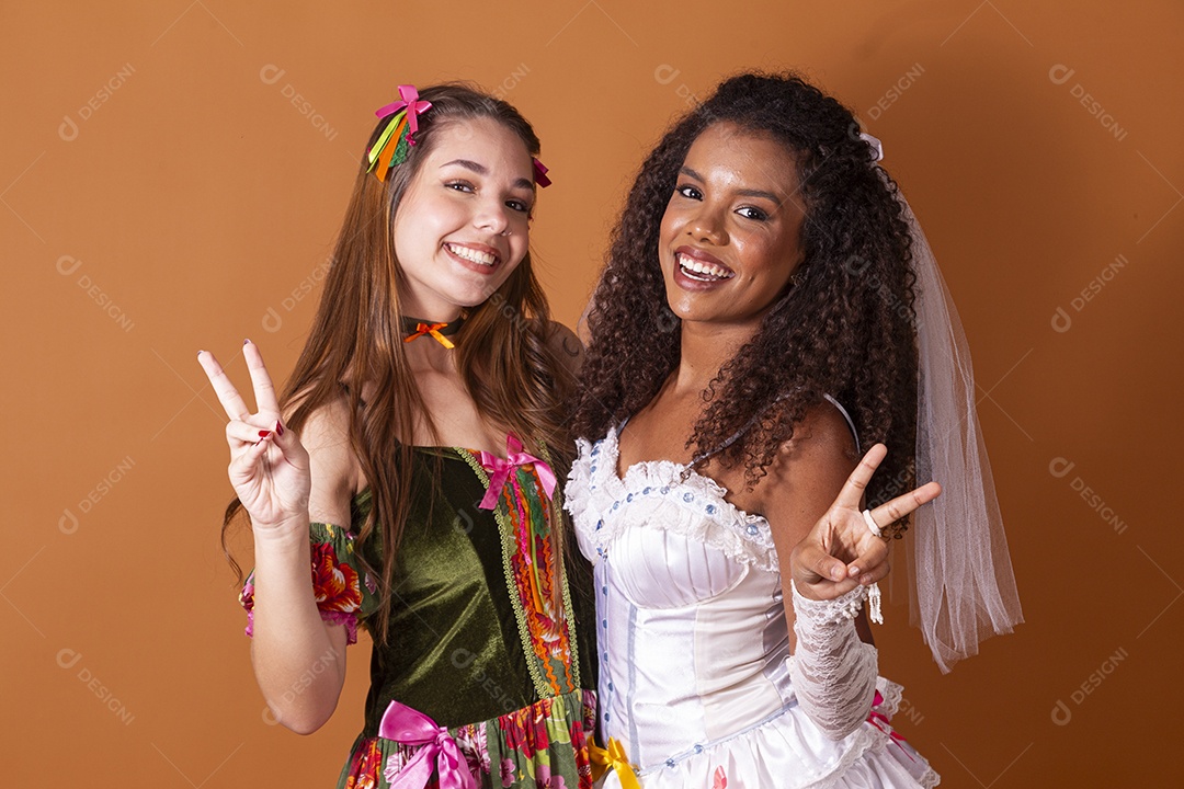 Duas jovem vestidas para festa junina