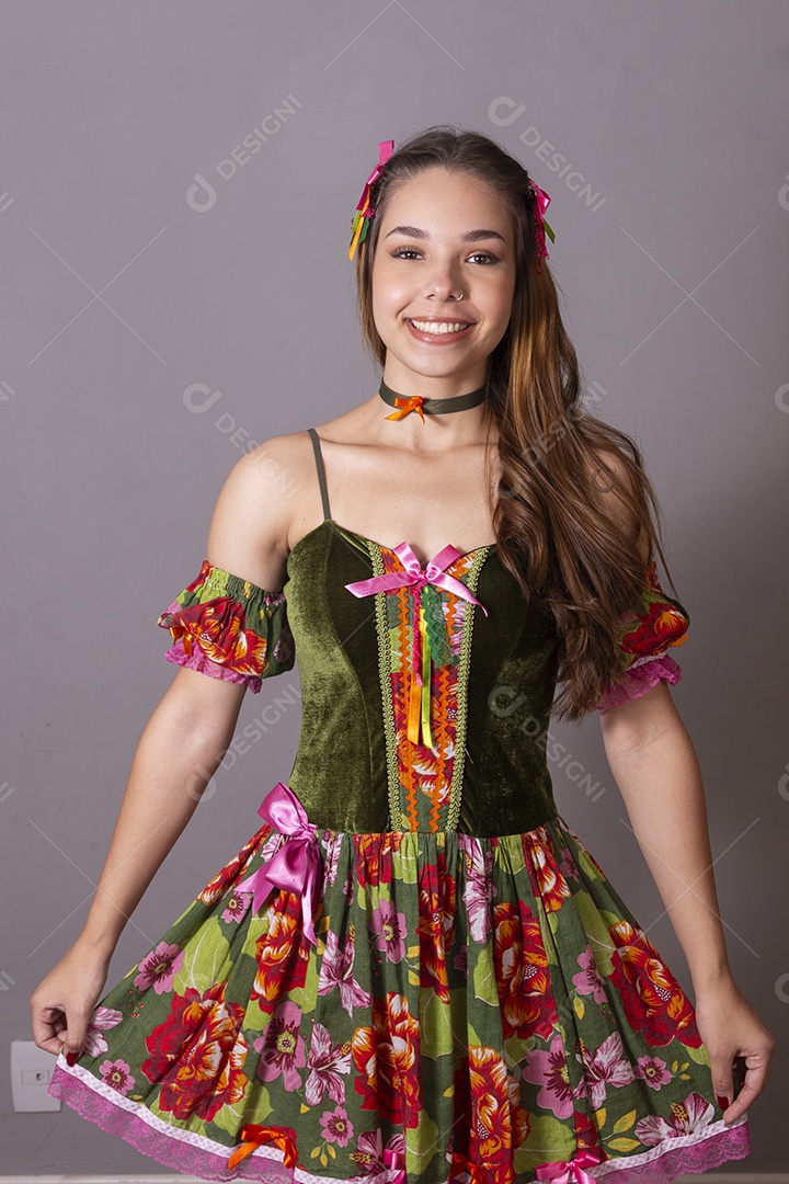 Uma linda jovem vestida de trajes junino