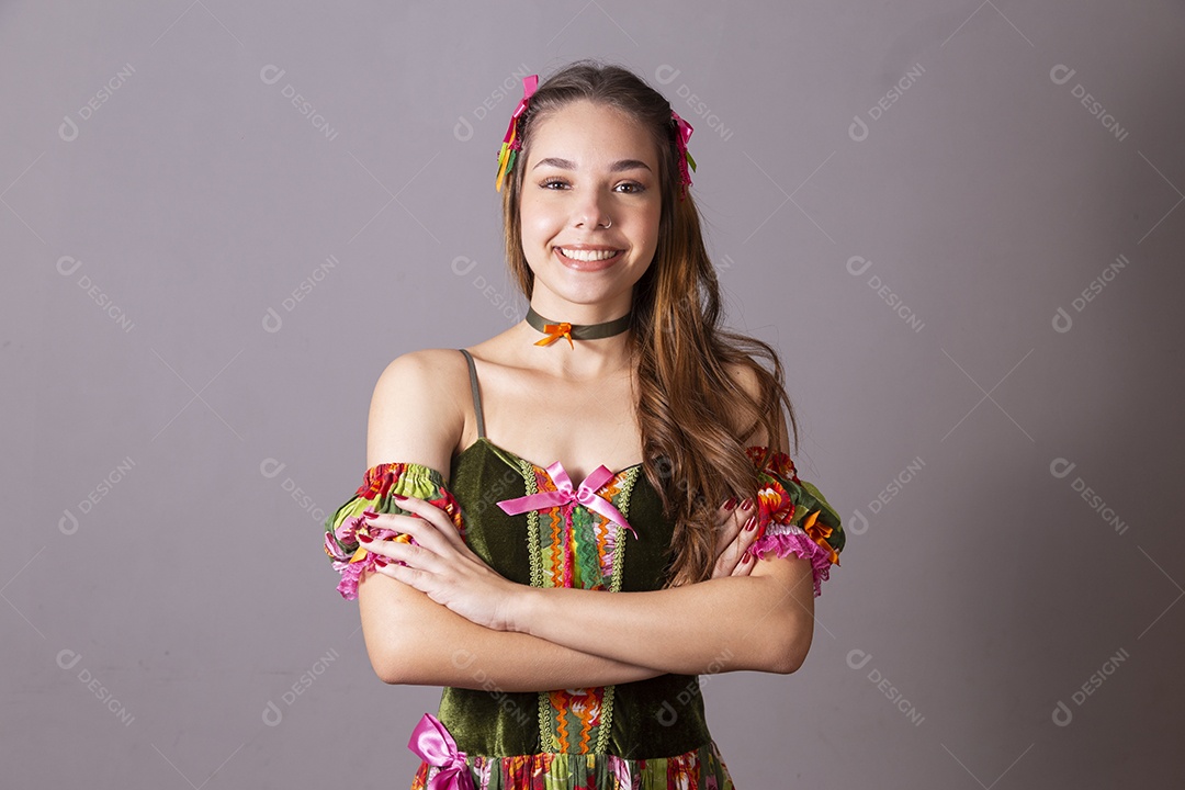 Um linda jovem vestida com trajes junino e braços cruzados