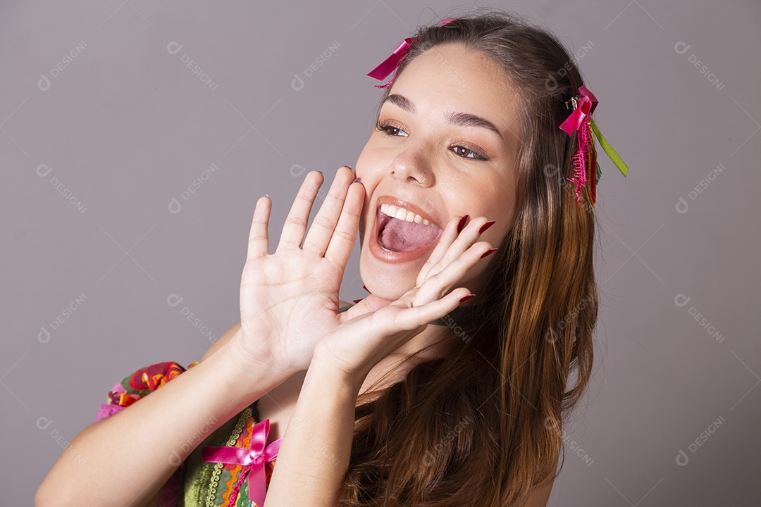 Uma linda jovem vestida de trajes junino