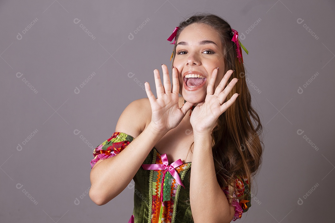 Uma linda jovem com mão na boca estimulando grito