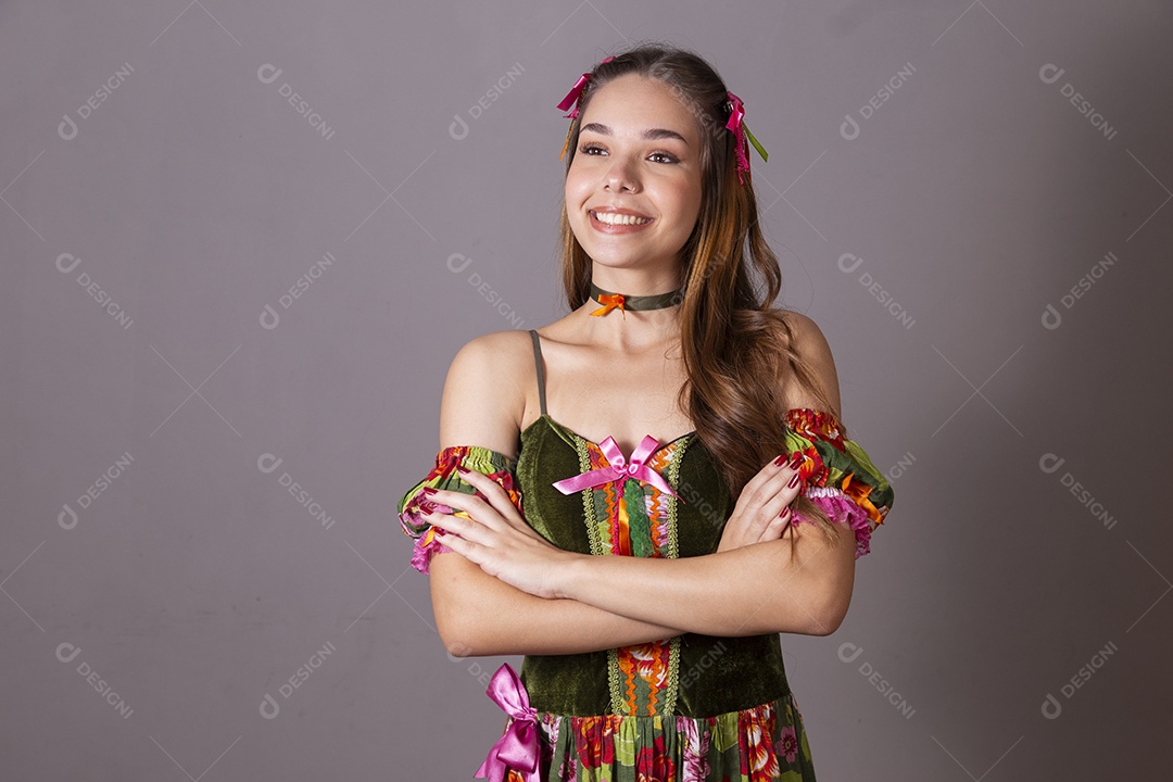 Uma linda jovem sorrindo com trajes juninos