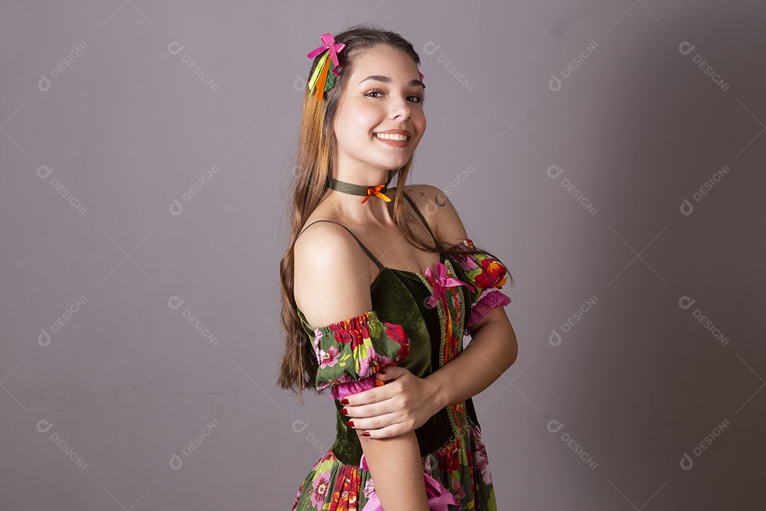 Uma linda jovem vestida de trajes junino