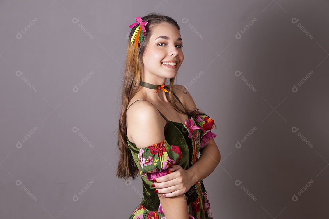 Uma linda jovem vestida de trajes junino