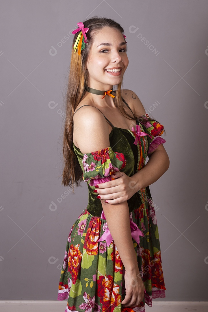 Linda jovem sorridente com trajes junino