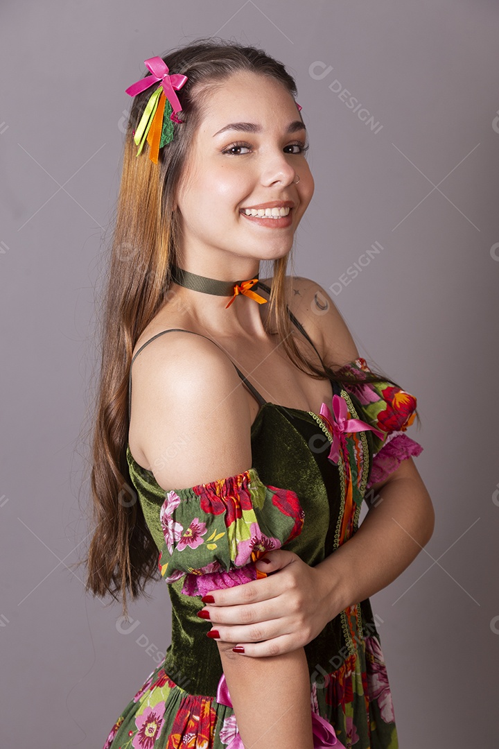 Uma linda jovem de cabelos claros com trajes junino