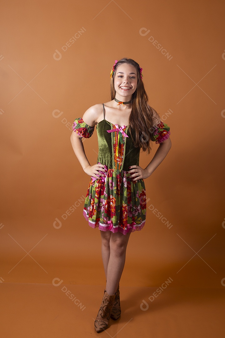 Uma linda jovem com trajes junino