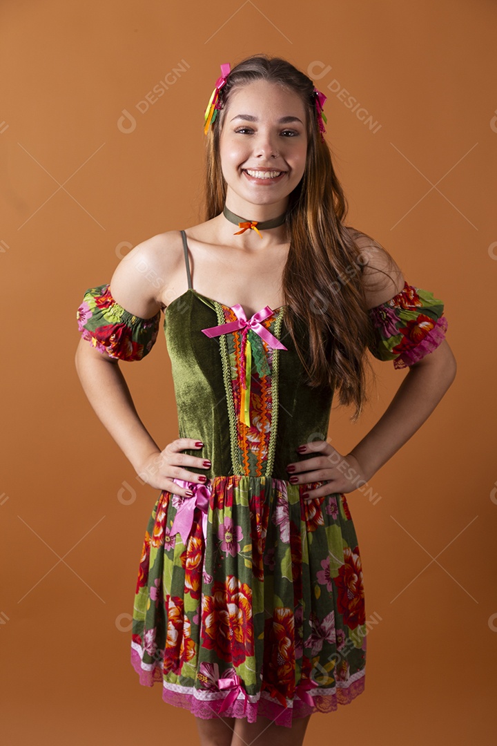Uma linda jovem vestida de trajes junino