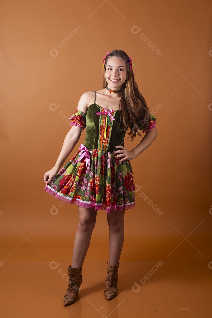 Uma linda jovem de cabelos claros com vestimenta de festa junina