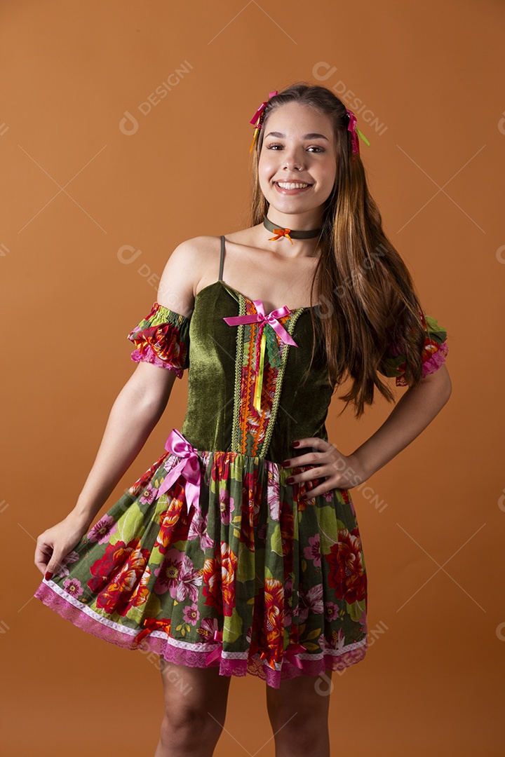 Uma linda garota de cabelos claros com mãos na cintura