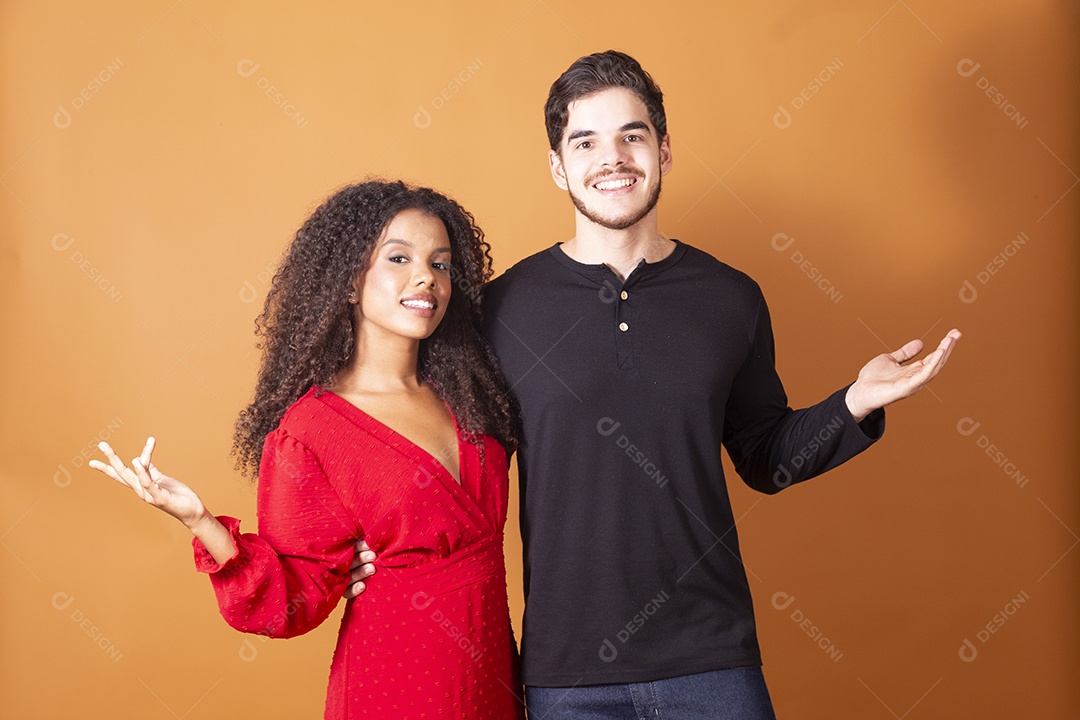 Um lindo casal sobre fundo marrom claro