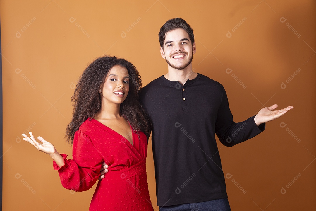 Um jovem casal sorrindo