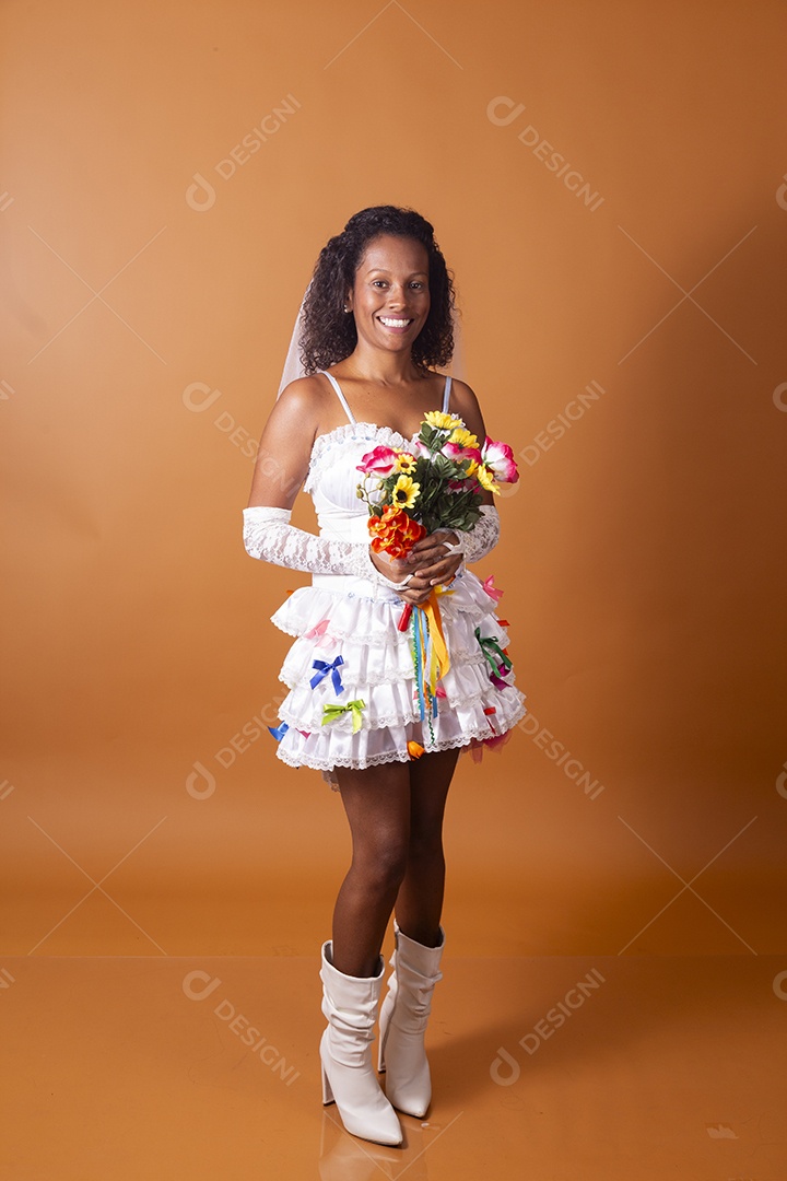 Uma mulher vestida de noiva para festa junina adulta