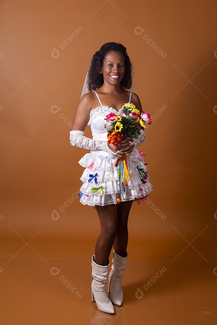 Uma mulher vestida de noiva para festa junina adulta