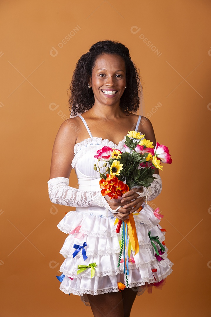 Uma mulher vestida de noiva para festa junina adulta