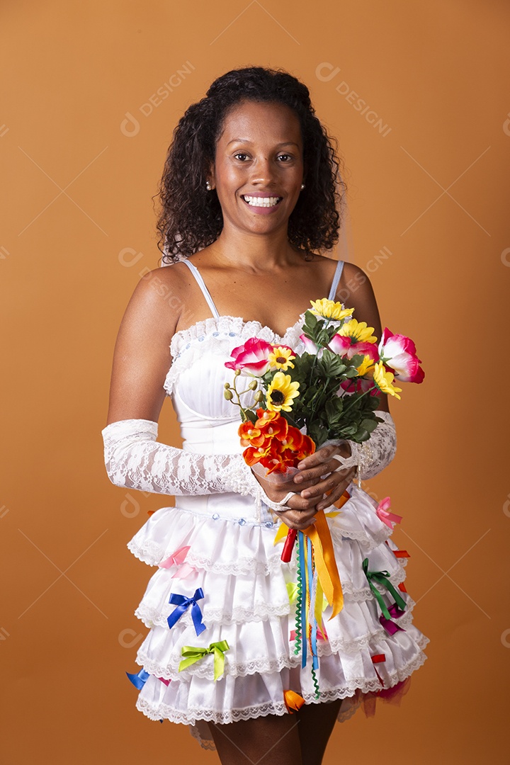 Uma mulher vestida de noiva para festa junina adulta