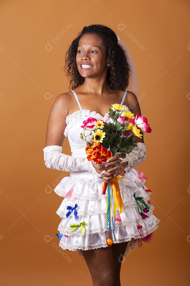 Uma mulher vestida de noiva sorrindo para festa junina adulta