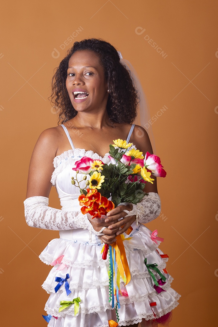 Uma mulher vestida de noiva para festa junina adulta gritando