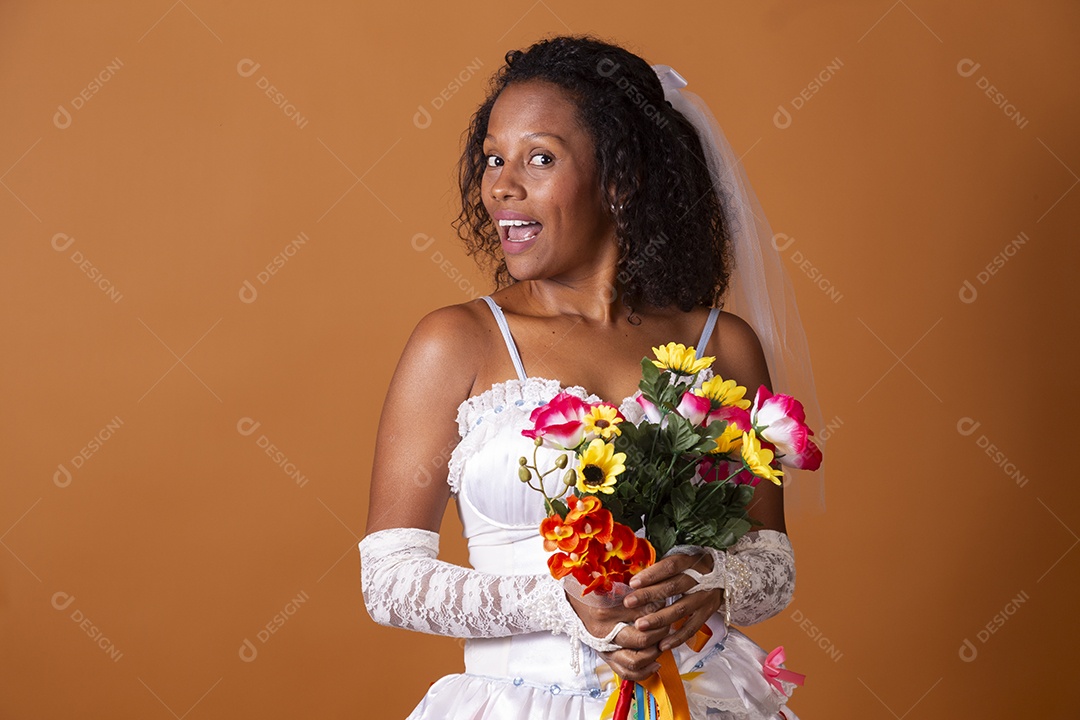 Uma mulher vestida de noiva para festa junina adulta surpresa