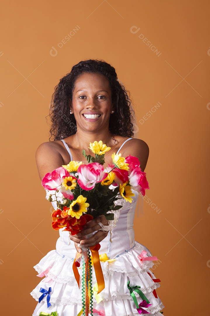 Uma mulher vestida de noiva para festa junina adulta com buquê nas mãos