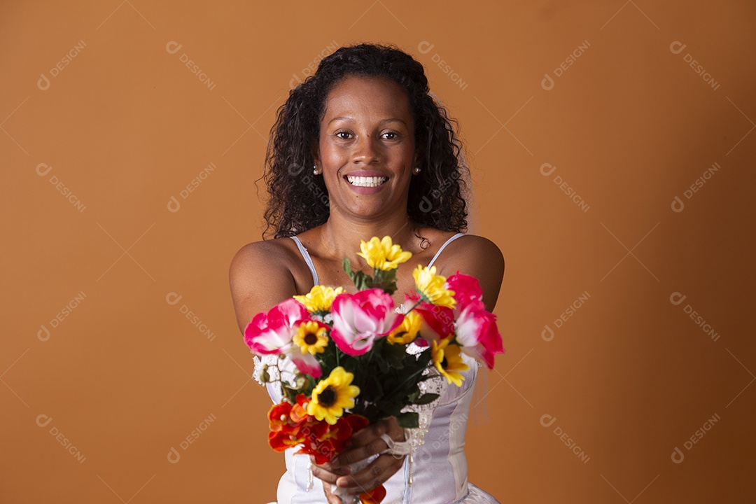 Uma mulher vestida de noiva para festa junina adulta