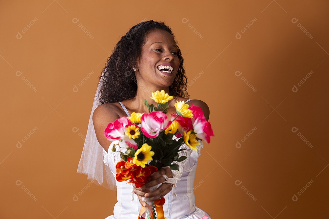 Uma mulher vestida de noiva para festa junina adulta jogando buquê