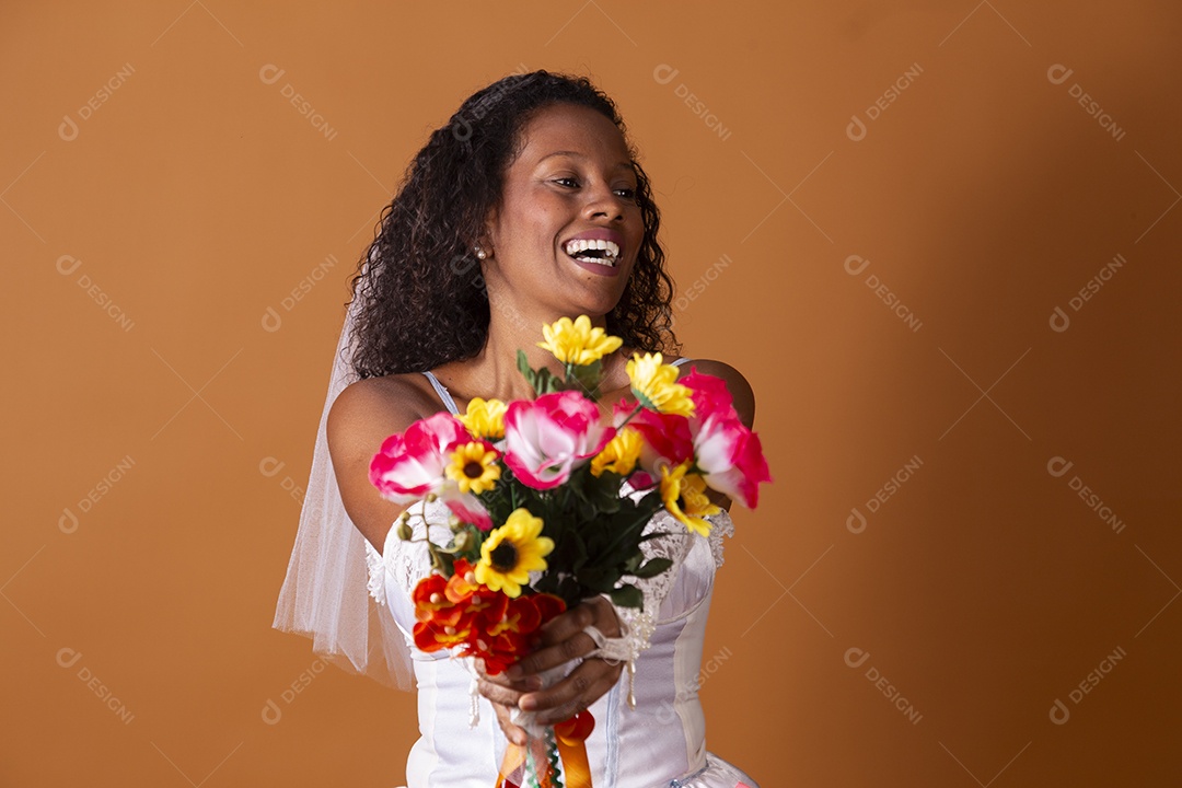Uma mulher vestida de noiva para festa junina adulta jogando buquê