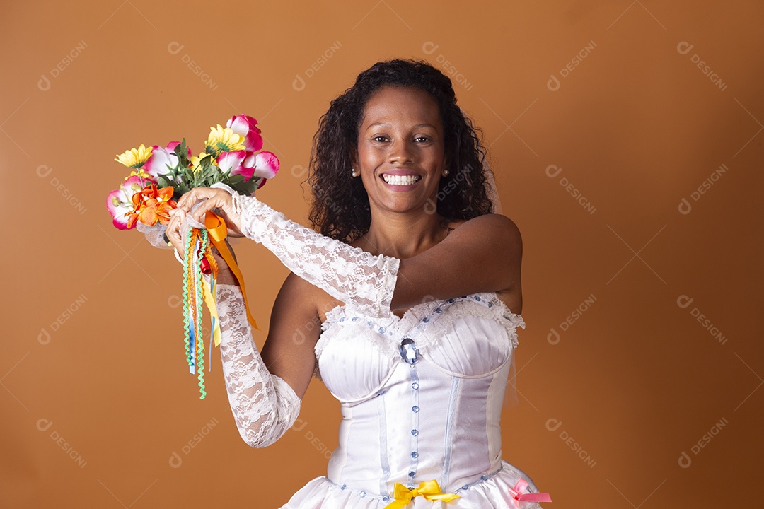 Uma mulher vestida de noiva para festa junina adulta jogando buquê