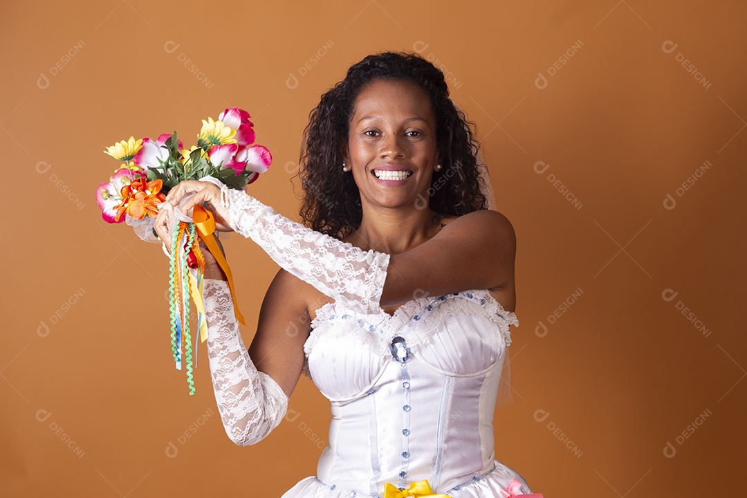 Uma mulher vestida de noiva para festa junina adulta jogando buquê
