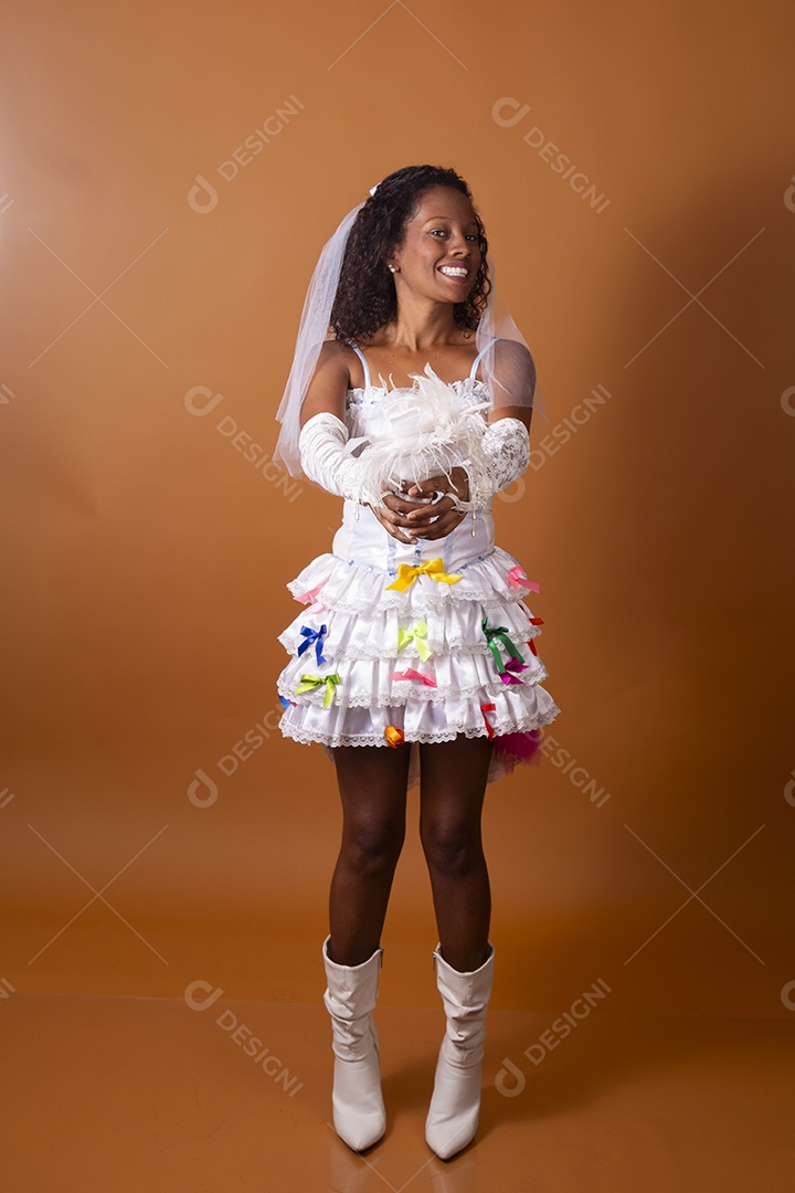 Uma mulher vestida de noiva para festa junina adulta
