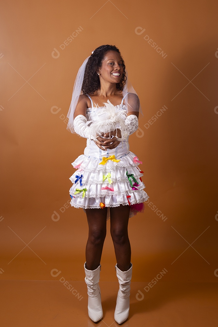 Uma mulher vestida de noiva para festa junina adulta