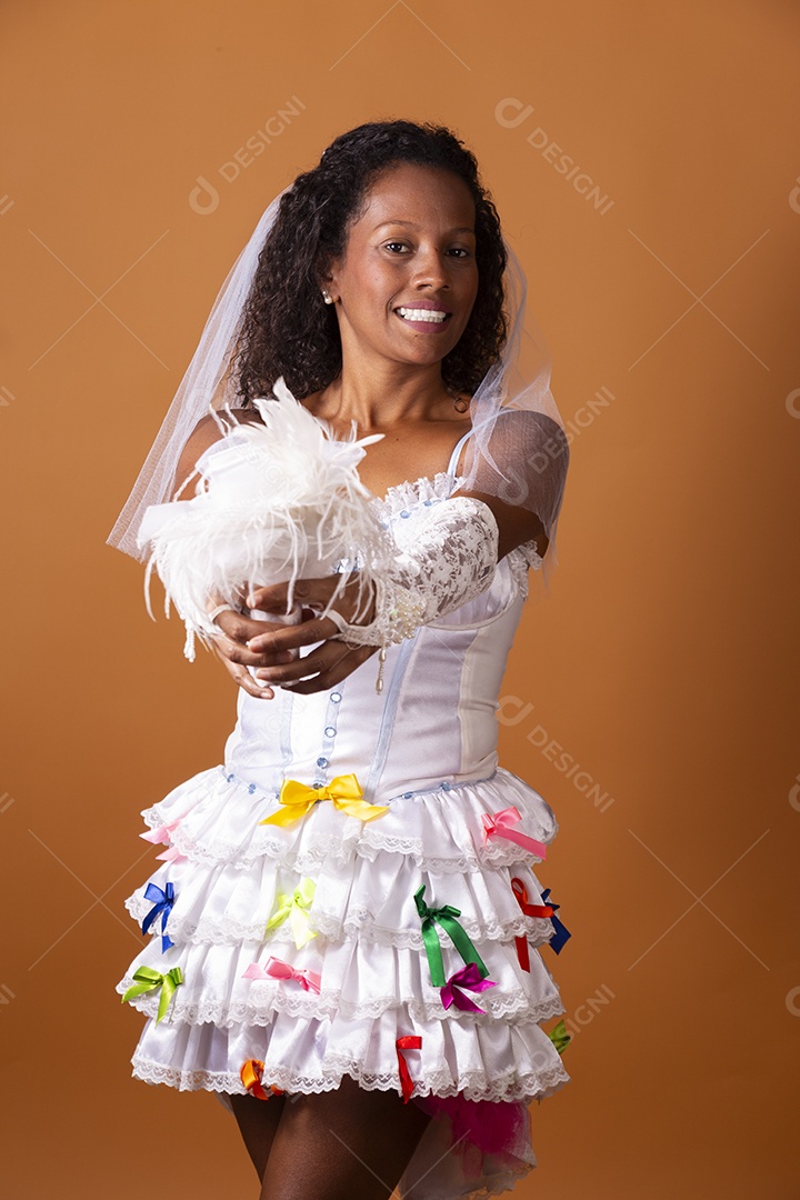 Uma mulher vestida de noiva para festa junina adulta