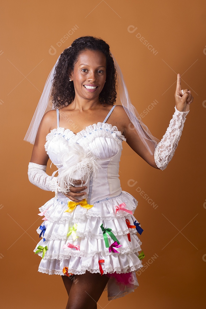 Uma mulher vestida de noiva para festa junina adulta