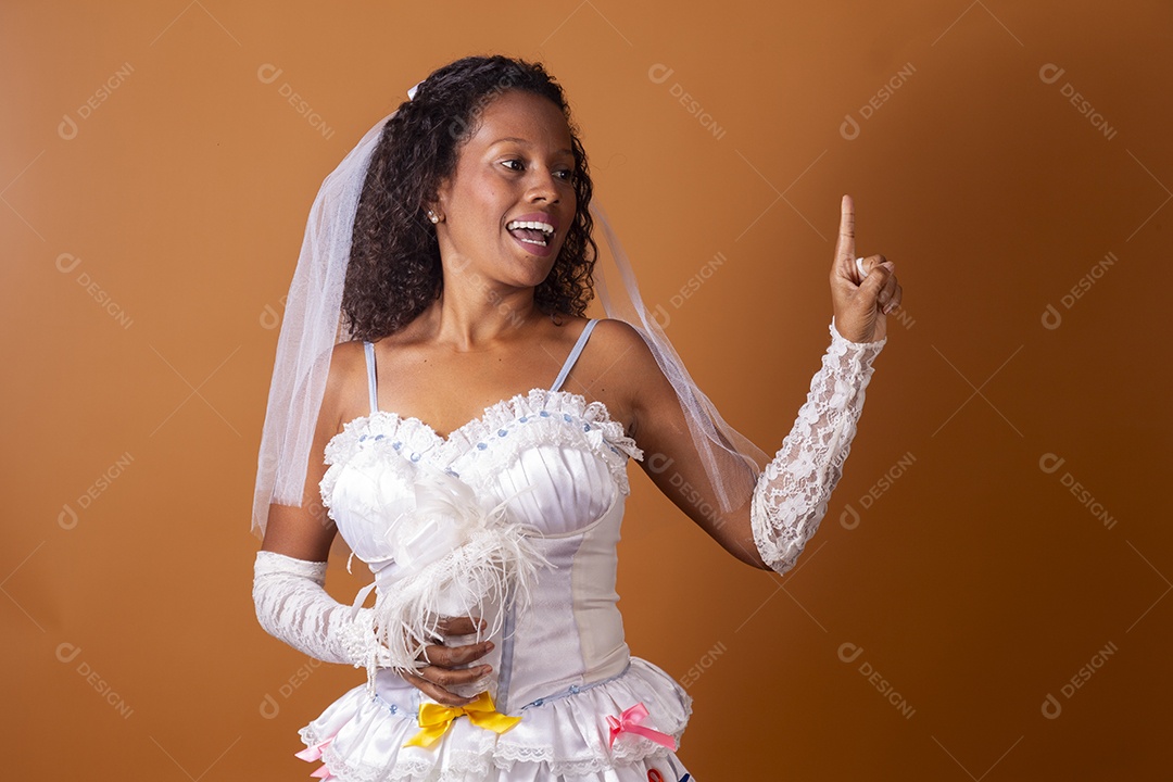 Uma mulher vestida de noiva para festa junina adulta