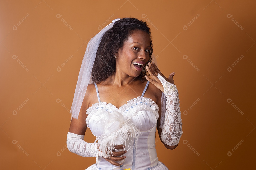 Uma mulher vestida de noiva para festa junina adulta