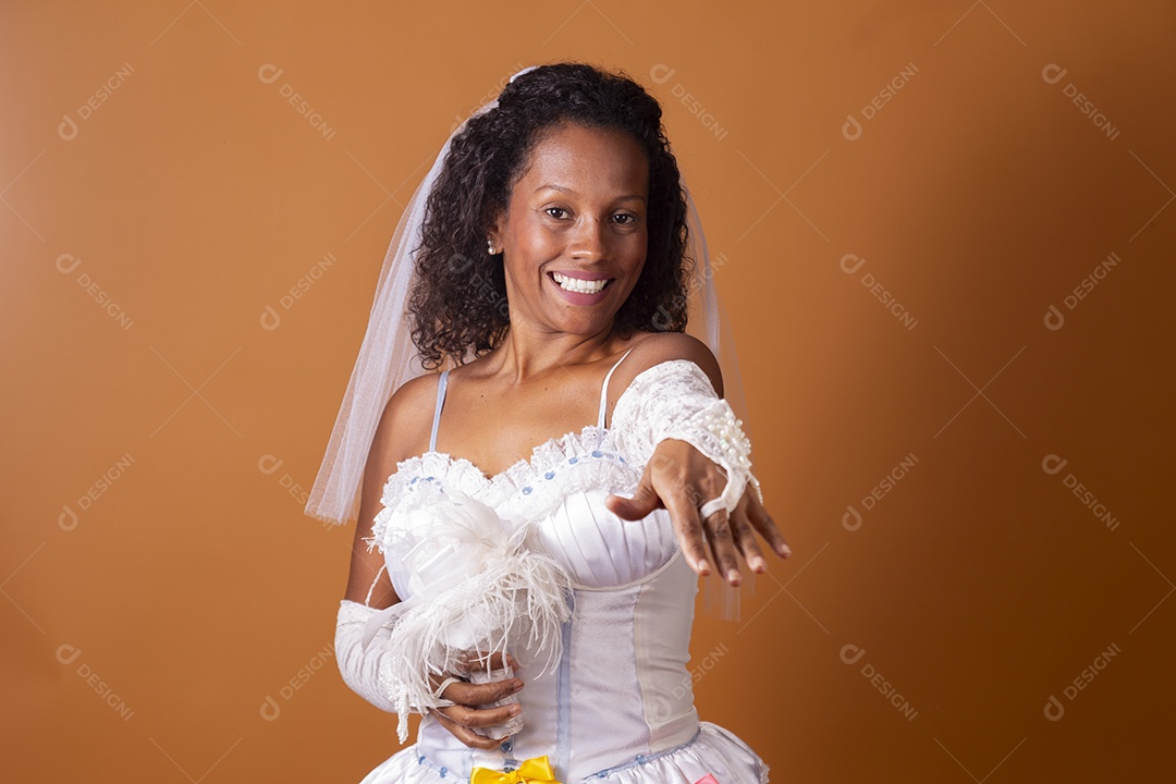 Uma mulher vestida de noiva para festa junina adulta