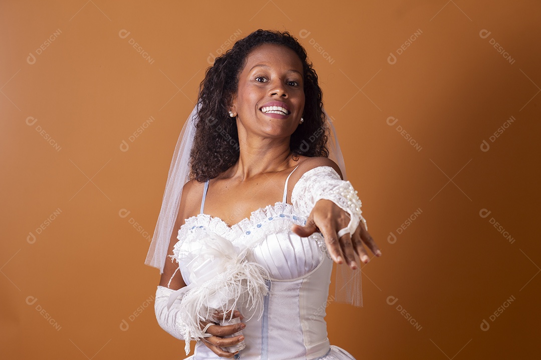 Uma mulher vestida de noiva para festa junina adulta