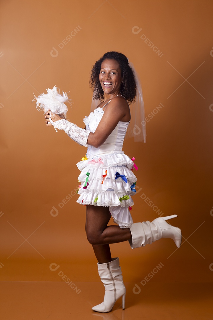 Uma mulher vestida de noiva para festa junina adulta