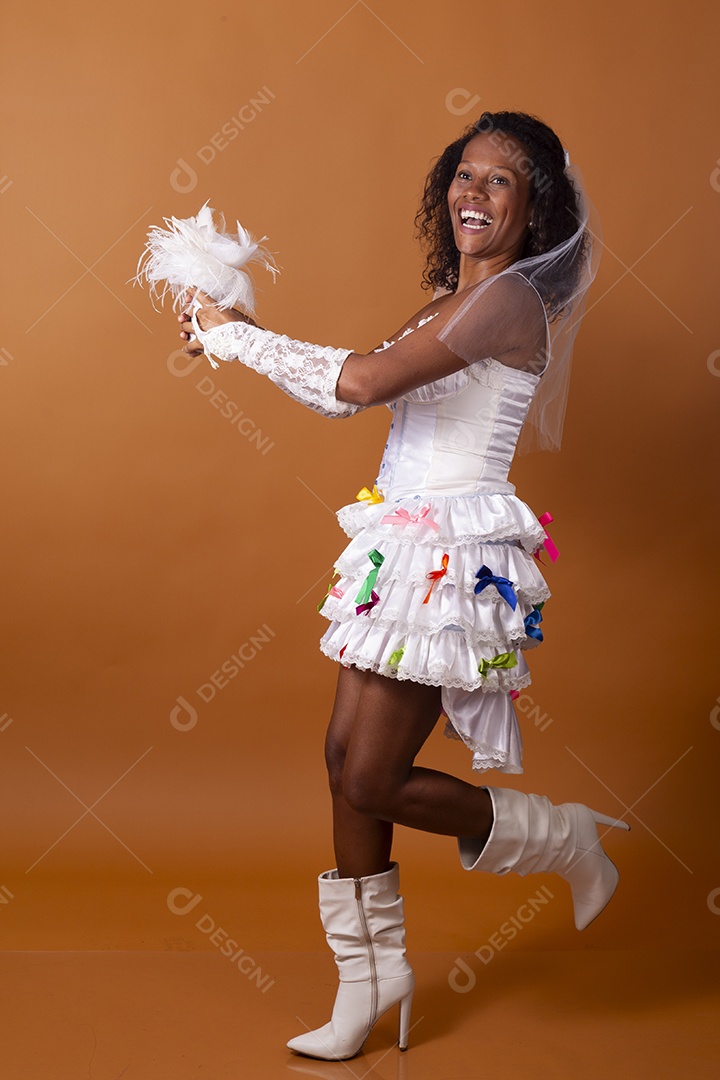 Uma mulher vestida de noiva para festa junina adulta