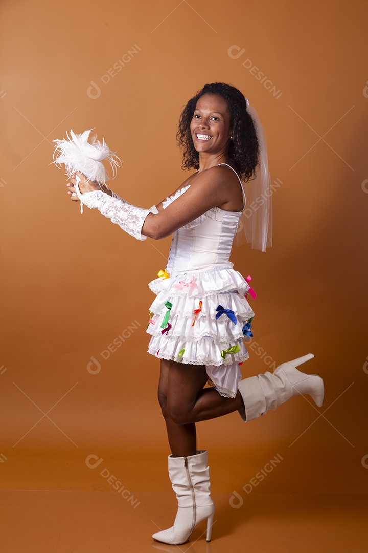 Uma mulher vestida de noiva para festa junina adulta