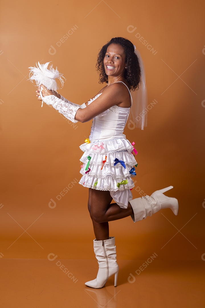 Uma mulher vestida de noiva para festa junina adulta