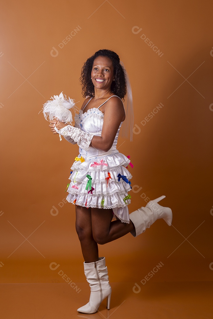 Uma mulher vestida de noiva para festa junina adulta