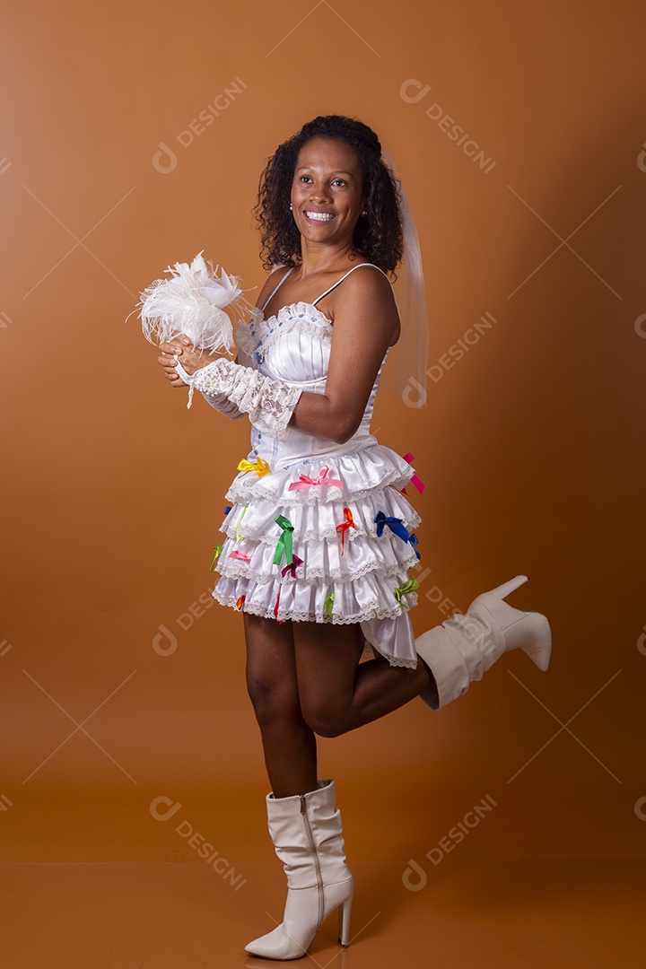 Uma mulher vestida de noiva para festa junina adulta