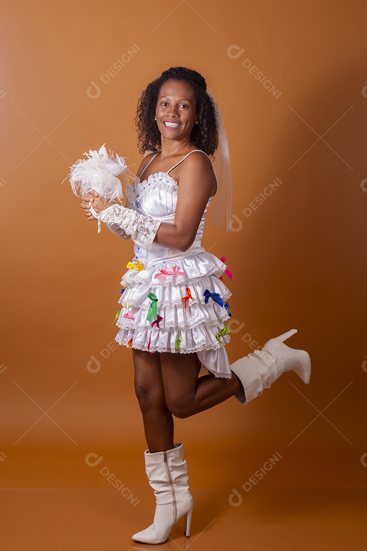 Uma mulher vestida de noiva para festa junina adulta