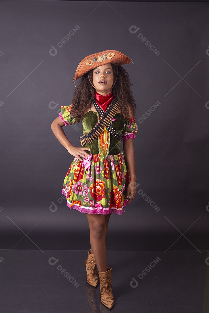 Jovem vestida de cangaceira para festa junina